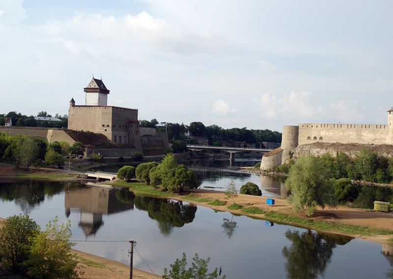 File:Narva linnus ja jõgi3.jpg